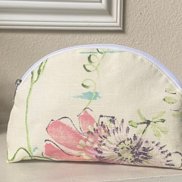 Floral Handmade Cosmetic Bag, Large zipped makeup bag, Fabric bag - Picture 3 of 4